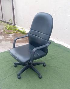 YA97L Kerusi Beroda Arm Chair w/Wheels AM PU Black