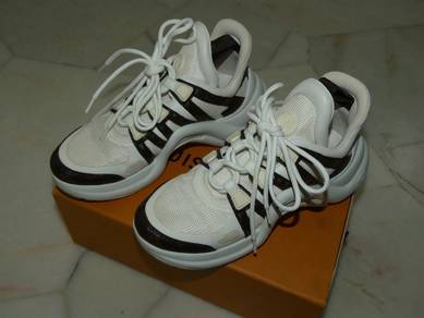 scuffs marks（original box and dust bags）