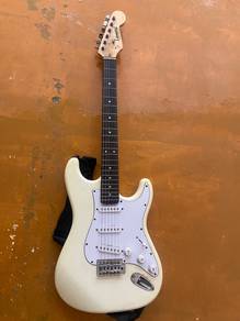 electric guitar color white