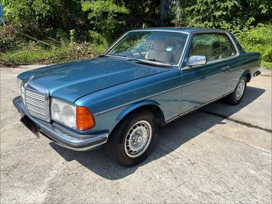 Mercedes Benz 230CE in KLCC, KUL