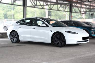 Tesla Model 3 LONG RANGE AWD in Puchong, KUL