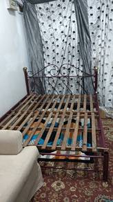 katil queen besi dan papan