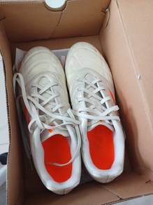 Futsal shoes