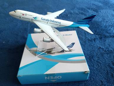 Model Kapal Terbang B747 Garuda Indonesia Hiasan