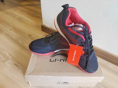 Kasut sukan untuk dijual (LI-NING)
