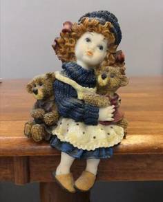 Patung sitting doll