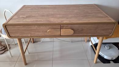 Light wood desk for sale (brand new condition)