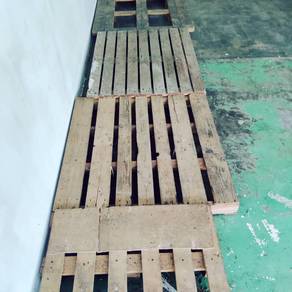 Used Wooden Pallets / Pallet Kayu Terpakai