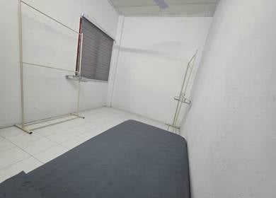 Room in Seri Kembangan, SGR