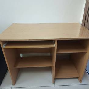 Meja kayu terpakai