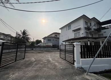 Townhouse For Rent in Cheng,MLK