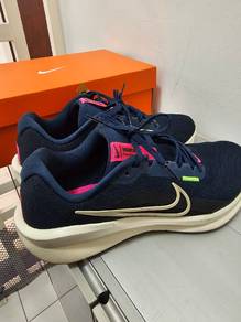 Sports shoes