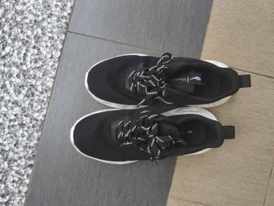SPORT SHOES LIGHTLY USEd
