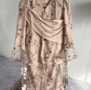 Sepasang baju untuk dilepaskan
