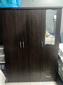 Almari baju - Dark wood 3-door wardrobe with mirro