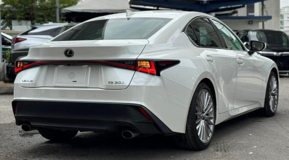 2021 Lexus IS