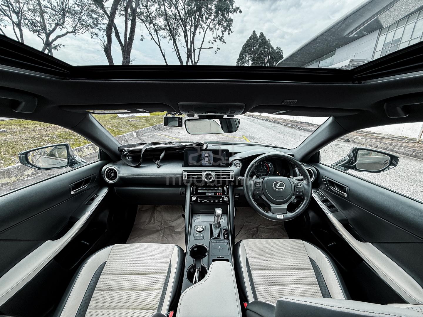 2022 Lexus IS