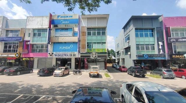 Bandar Dato’ Onn @ JB Three Storey (End Lot) of Ground Floor (Facing M 1