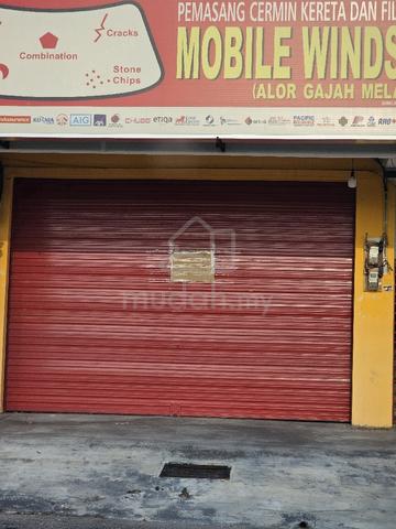 Shop lot for rent in Alorgajah  1