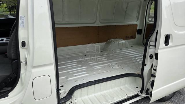 2022 Toyota HIACE 2.5 D PANEL VAN (M) *1 OWNER - photo 4 of 6
