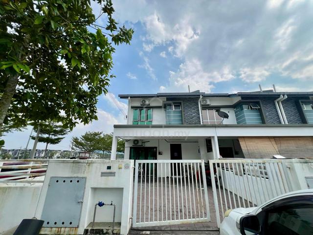 One unit end lot house for sale in Puncak Alam 1