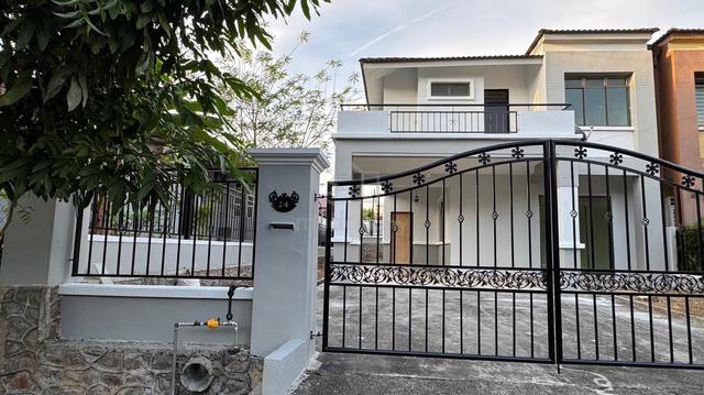 Untuk dijual Double Storey Semi D taman saujana kluang renovated 1