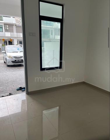 3 storey townhouse at Seksyen 25, Shah Alam to let 1