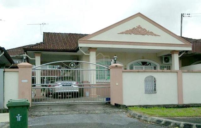 Hidden Gem, Rare Semi-D @ Phoenix Garden, Kuching. 1