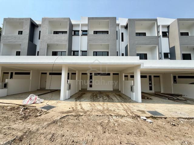 Upper unit Town House, Estate 84, Batu 11 1