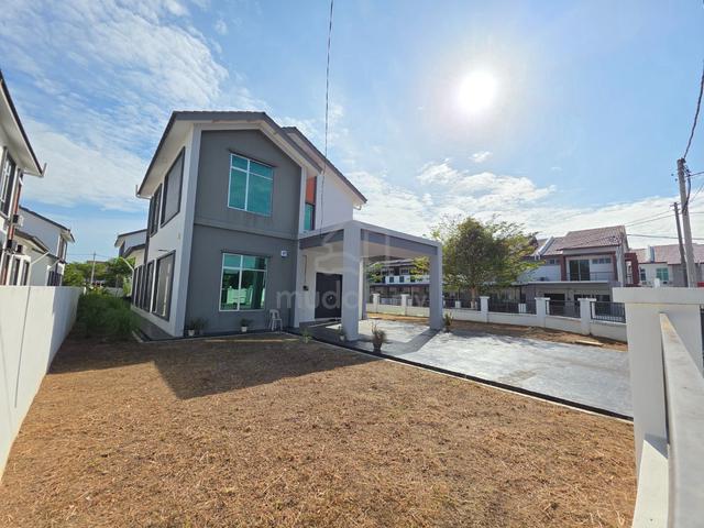 Large land area. 1.5 storey corner lot Bungalow Serai Wangi 1
