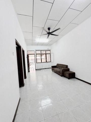 Taman Daya Single Storey 4 Bedroom For Rent 1