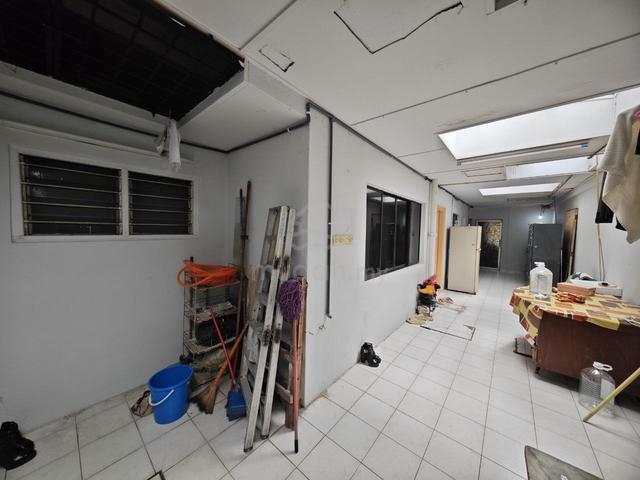 Jalan Kampar Ipoh  / 2 Storey Shop Lot / Hot Area / Facing Main Road 3