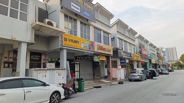 Facing main road Ground floor Shoplot Bdr Putra Permai Seri Kembangan 1