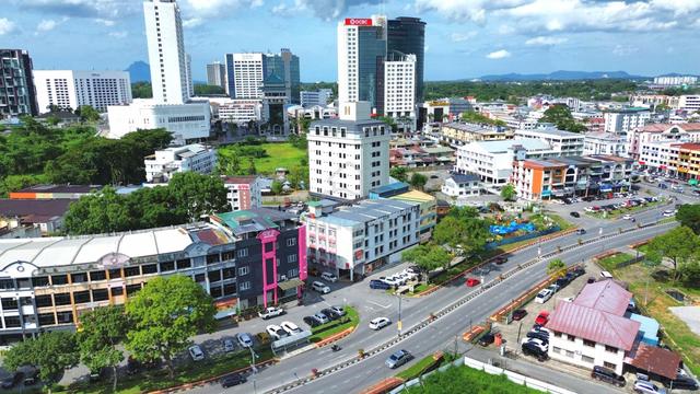4 Storey Shop (Facing Main Road) (999 Title) @ Ban Hock, City Centre 1