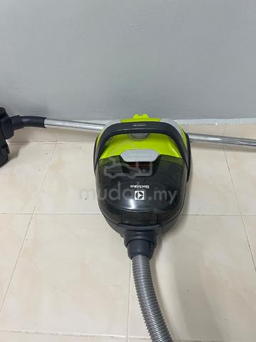 Electrolux CompactGo Cyclonic Vacuum - photo 4 of 6
