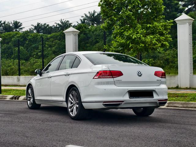 2019 Volkswagen PASSAT 2.0 HIGHLINE VW Service F/L - 4