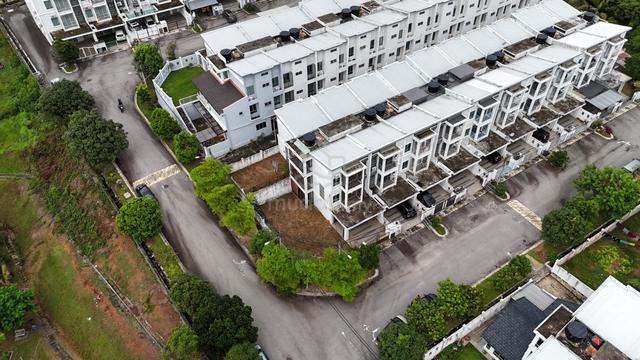 Large Extra Land | 3sty Corner Lot at Taman Nusa Idaman 1