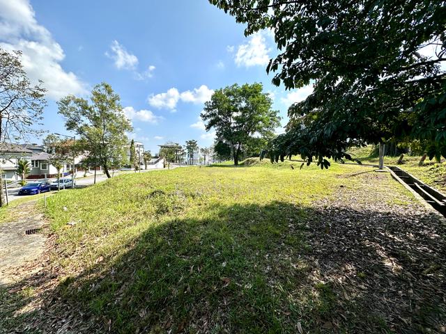 Corner bungalow land for sale at the peak of Peridot Precinct Rawang 1