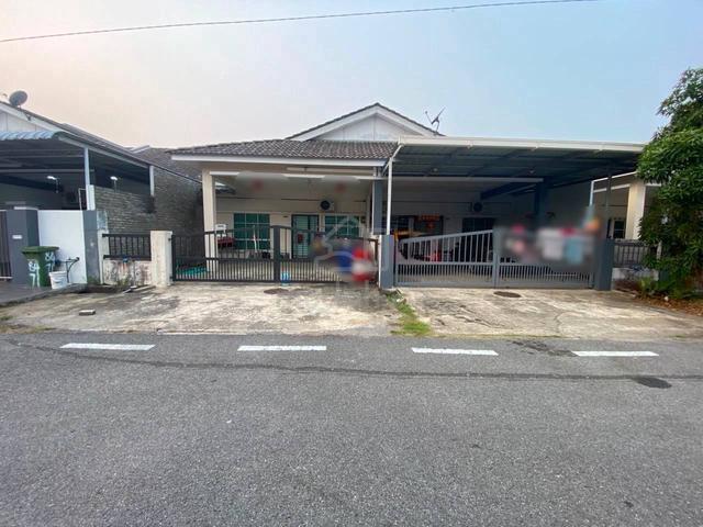 Single Storey Intermediate Terrace House for Sale at Desa Pujut 2 Miri 1