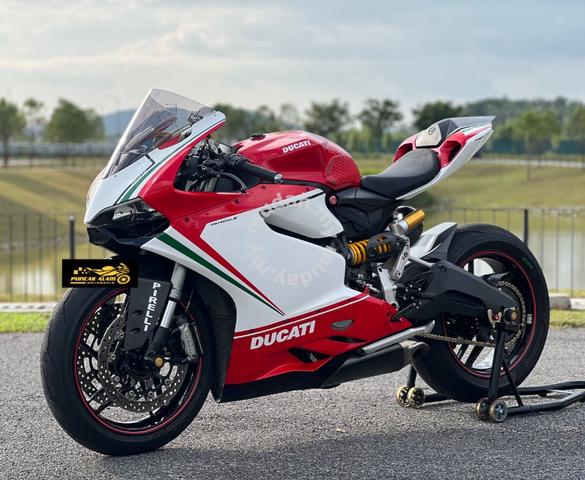 2014 Ducati 899 Panigale  First Look Review