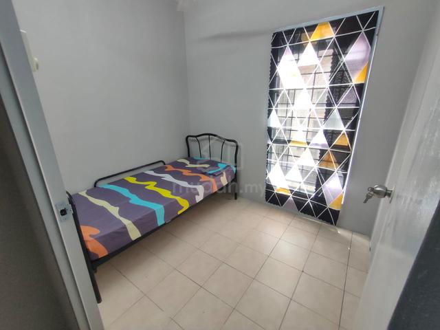 ROOM at Shah Alam Sek 7 | P.Komersial| Free Internet & Fully Furnish 1