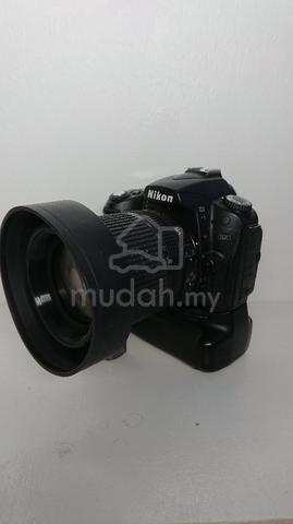 Nikon D90 DSLR Camera Kit Battery Grip Accessories - photo 2 of 6