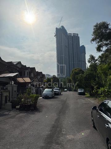 Freehold Bandar Kinrara BK 9 End Lot house with 24 hours Gated Guarded 1
