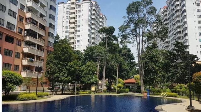 Room with window at Vista Millennium Condominium Puchong Perdana 2