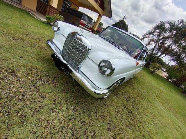 1967 Mercedes Benz 200 2.0 W110 - 2