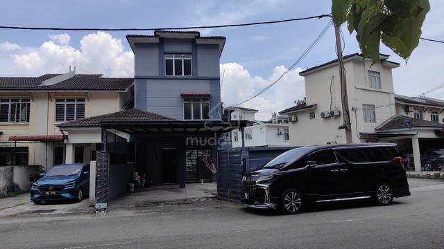 LA Cottage 2.5-Storey End Lot for Sale Renovated & Move-In Ready 1