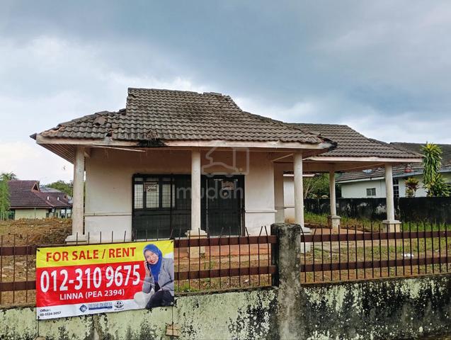 Corner lot single storey bungalow freehold with very huge land & gated 1