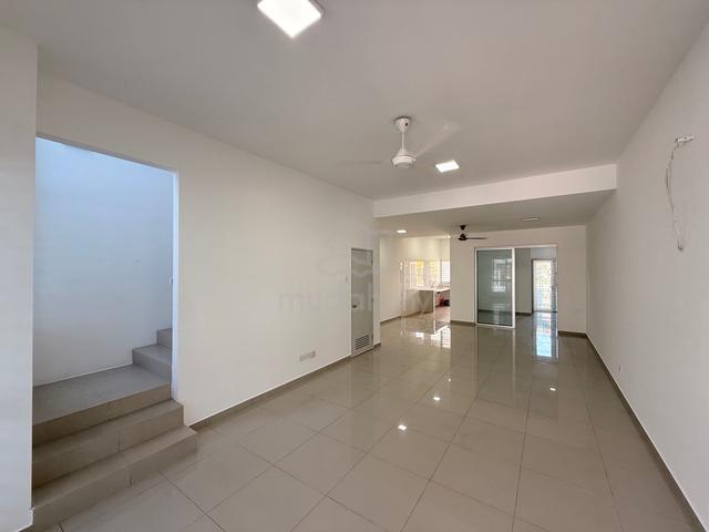 【table top, back with awining, metal grille】2 Storey House Acacia Park 1