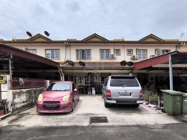 Renovated Townhouse Hulu Langat 911sqft 3R2B Gated Guarded 1