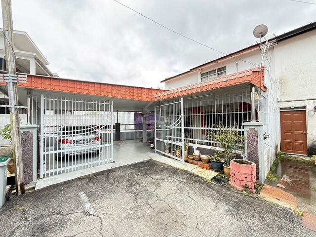 Prime Location House for Sale in Muar! 1